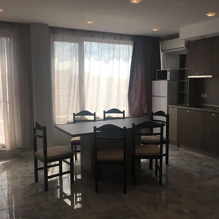 Golden Sea View Penthouse 포마리